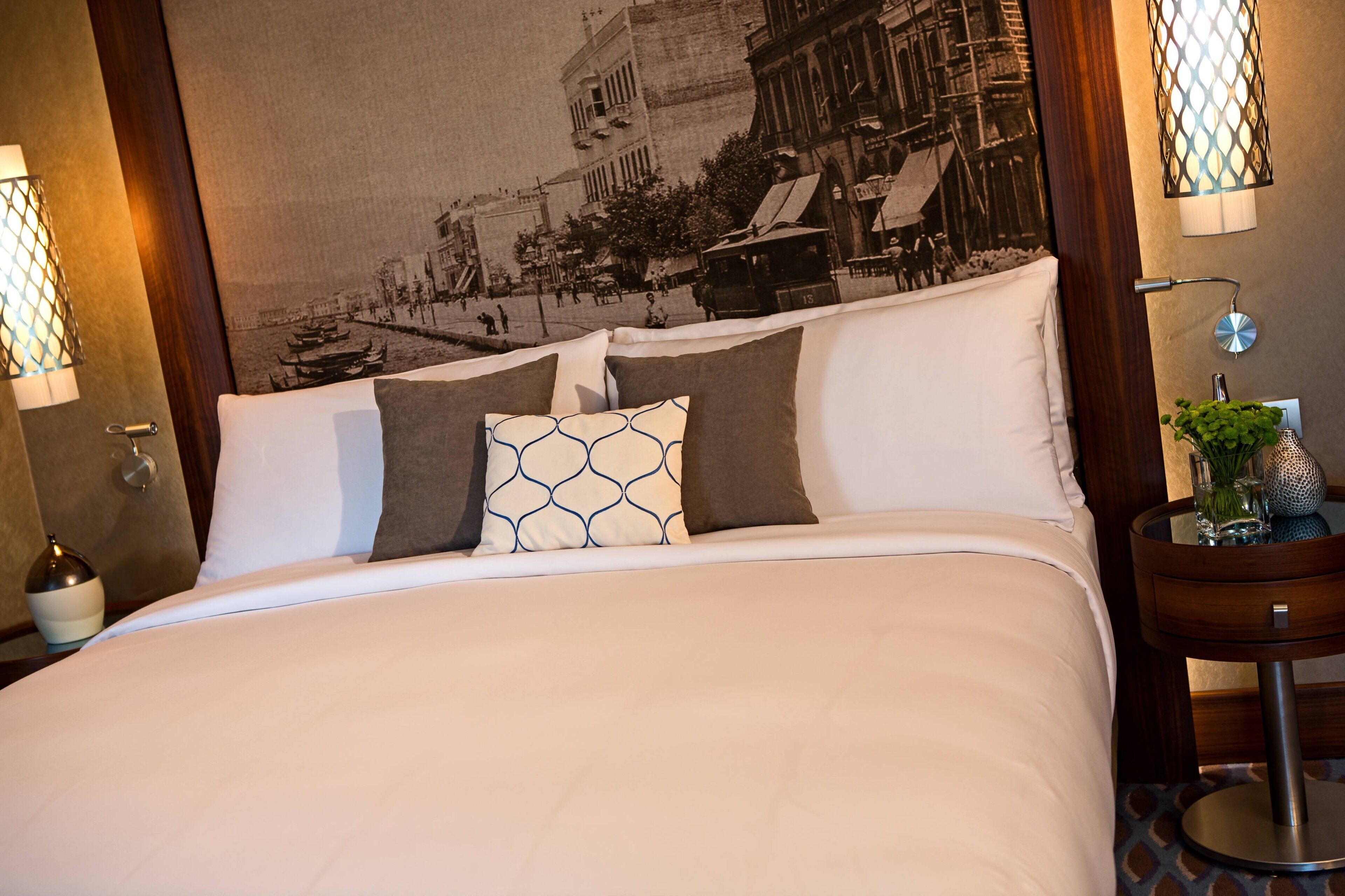 club room, 1 king bed, non smoking | minibar, in-room safe, desk, laptop workspace