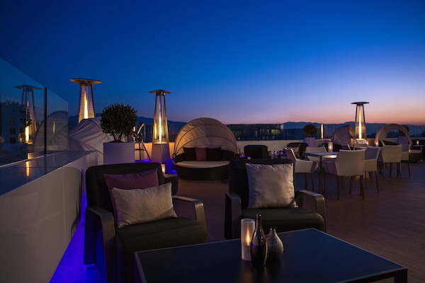 Bar al terrat a l'aire lliure que obre cada dia