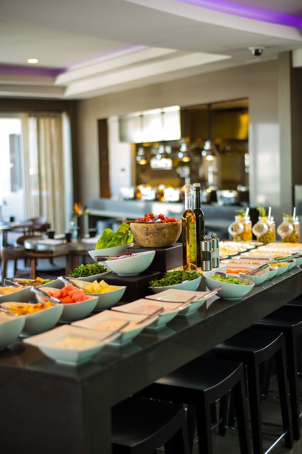 Daily buffet breakfast (EUR 20 per person) - Renaissance Izmir Hotel (Izmir)
