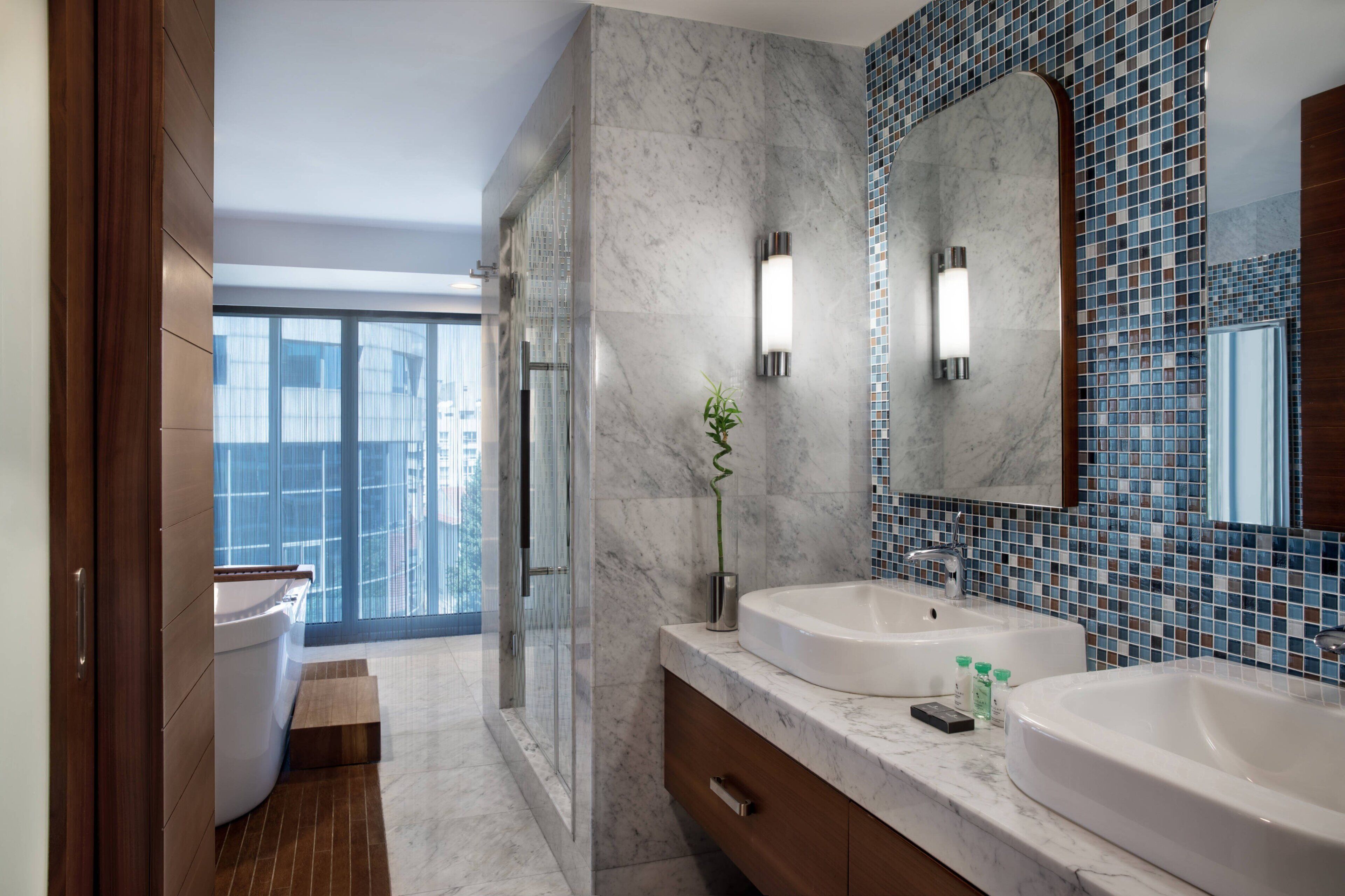 executive suite, 1 king bed, smoking | bathroom | free toiletries, hair dryer, bathrobes, slippers