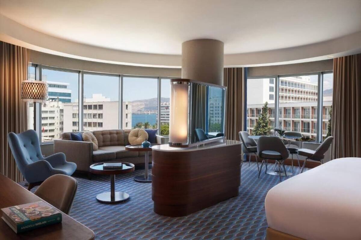 Executive Suite, 1 King Bed, Smoking | Minibar, in-room safe, desk, laptop workspace