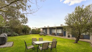 BBQ/picnic area - Hamilton Lakeside Motel (Hamilton)