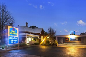 Un motel Best Western Hamilton Lakeside con un cartel que indica disponibilidad.