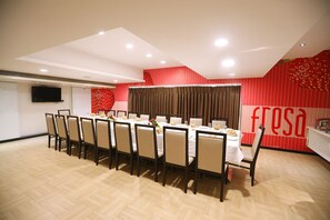 5 restaurantes; se sirve desayuno y cena; cocina internacional