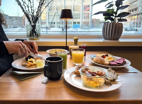 Desayuno buffet todos los días (con cargo). Kompas Hotel Aalborg