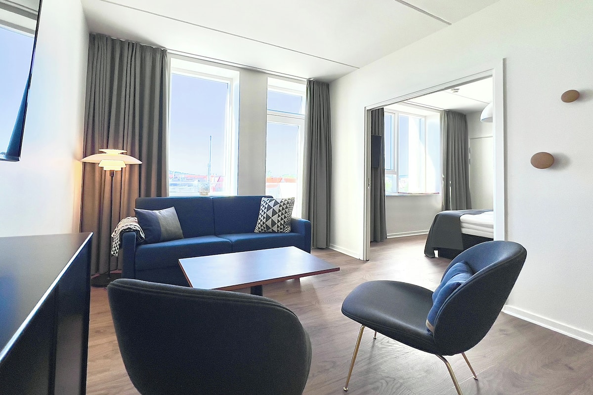 suite, 1 bedroom, bathtub | 1 bedroom, hypo-allergenic bedding, desk, laptop workspace