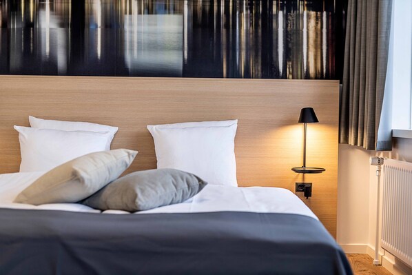 Quarto casal standard | Roupas de cama antialérgicas, escrivaninha