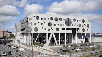 Un bâtiment moderne doté d’une conception originale, avec une fenêtre circulaire remarquable et une entrée imposante.