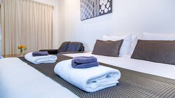 King Spa Room | Literie de qualité supérieure, bureau, chambres insonorisées