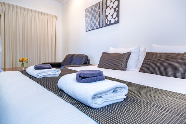 King Spa Room | Ylelliset vuodevaatteet, työpöytä, äänieristys, silitysrauta/-lauta