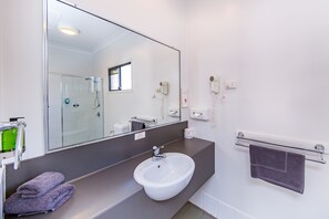 Free toiletries, hair dryer, towels - Ascot Lodge Motor Inn Kingaroy (Kingaroy)