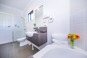 King Spa Room | Banheiro | Produtos de toalete grátis, secador de cabelo, toalhas de banho 