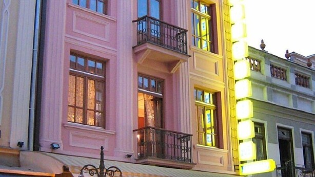 A multi-story building with balconies and large windows. - Millenium Palace Bitola (Bitola)