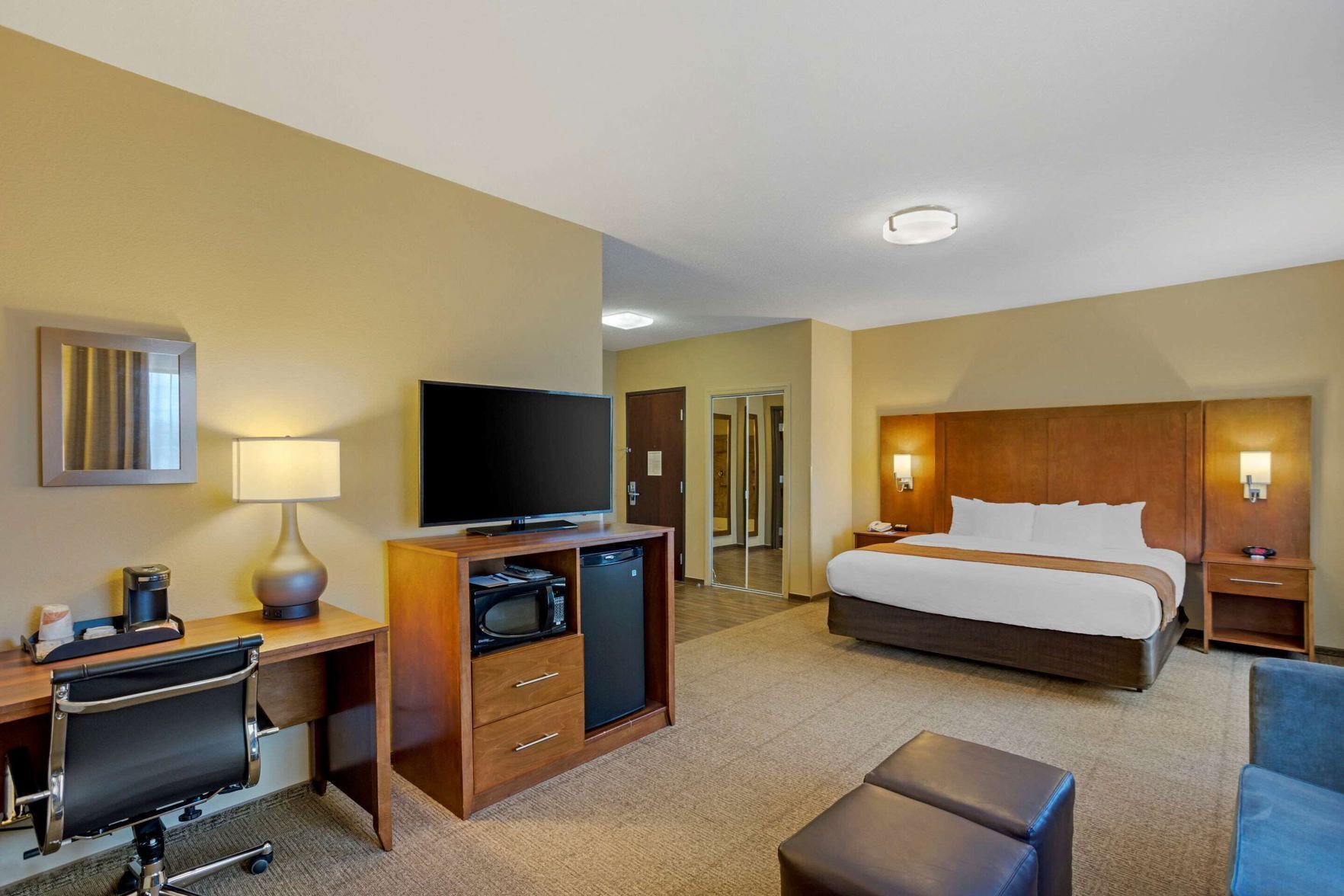 Down comforters, in-room safe, desk, laptop workspace