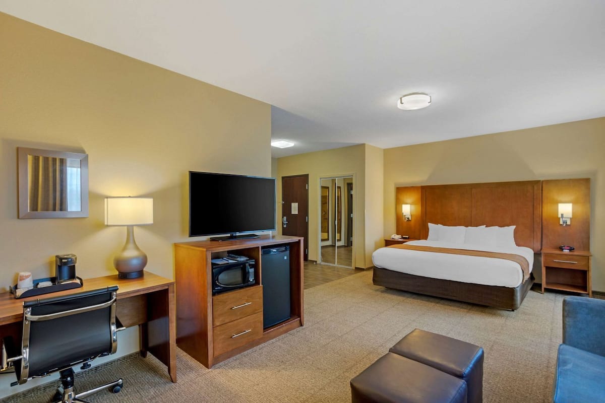 Down comforters, in-room safe, desk, laptop workspace