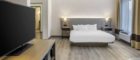Suite, 1 cama King size y sofá cama, con acceso para personas discapacitadas, para no fumadores | Edredón, escritorio y espacio para trabajar con laptop