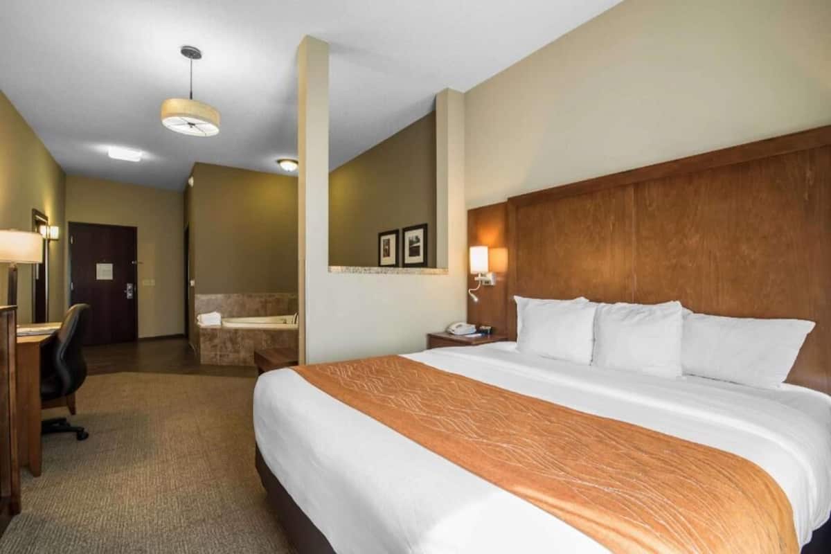 Down comforters, in-room safe, desk, laptop workspace