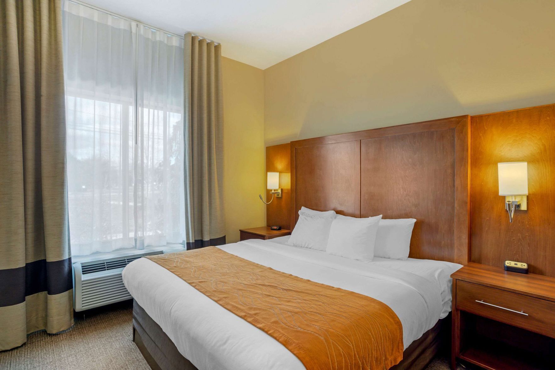 Down comforters, in-room safe, desk, laptop workspace