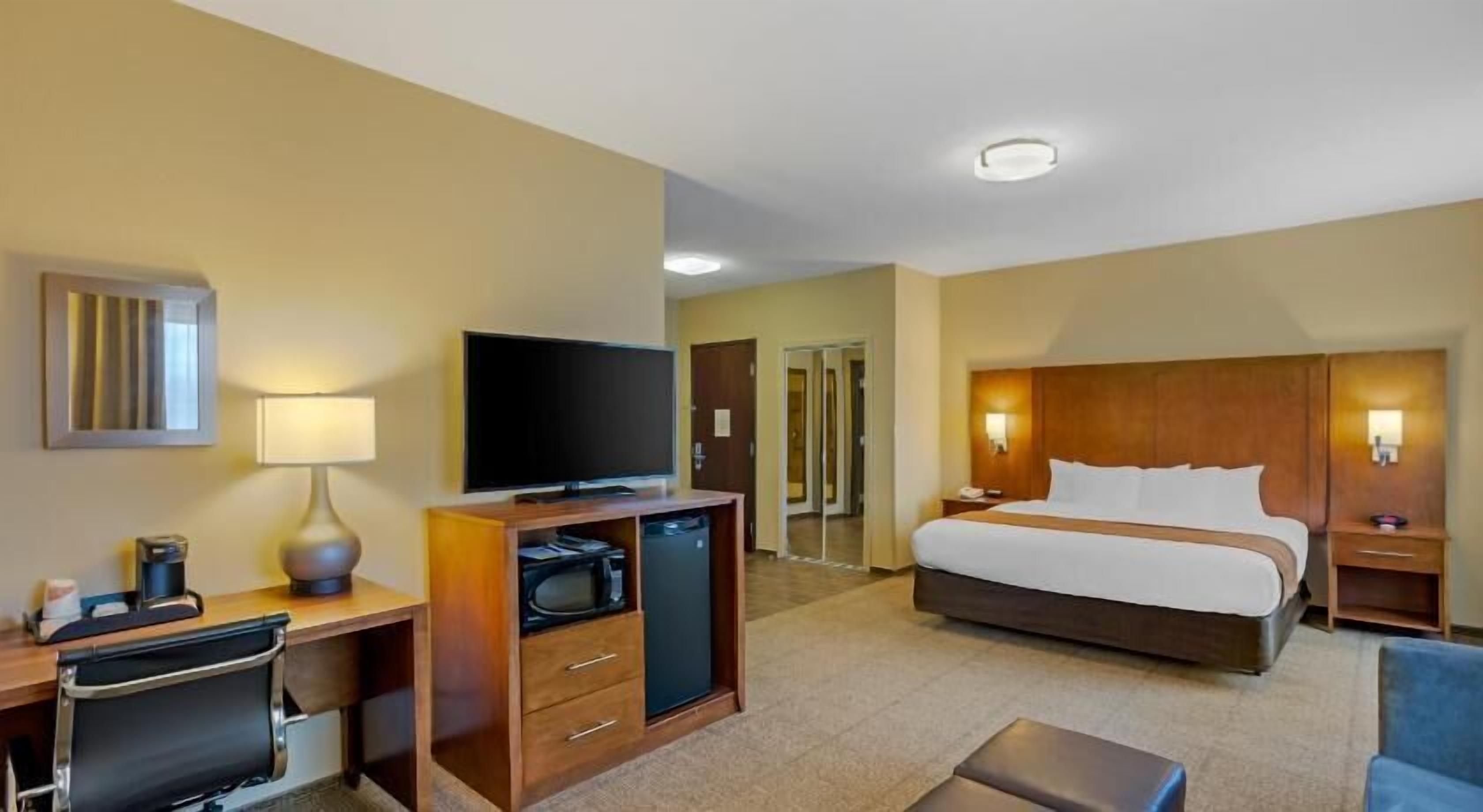 Down comforters, in-room safe, desk, laptop workspace