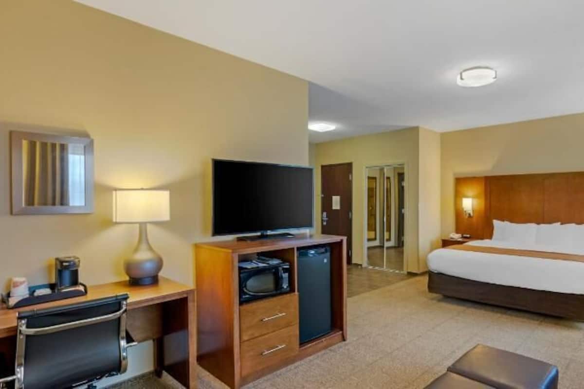 Down comforters, in-room safe, desk, laptop workspace