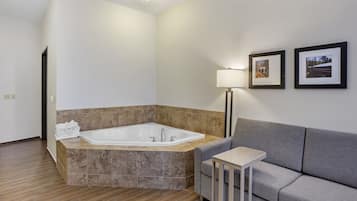Suite, 1 cama King size y sofá cama, para no fumadores, hidromasaje | Edredón, escritorio y espacio para trabajar con laptop