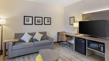 Suite, 1 cama King size y sofá cama, con acceso para personas discapacitadas, para no fumadores | Edredón, escritorio y espacio para trabajar con laptop