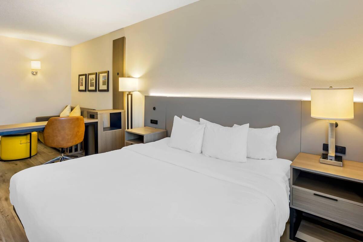 Down comforters, in-room safe, desk, laptop workspace
