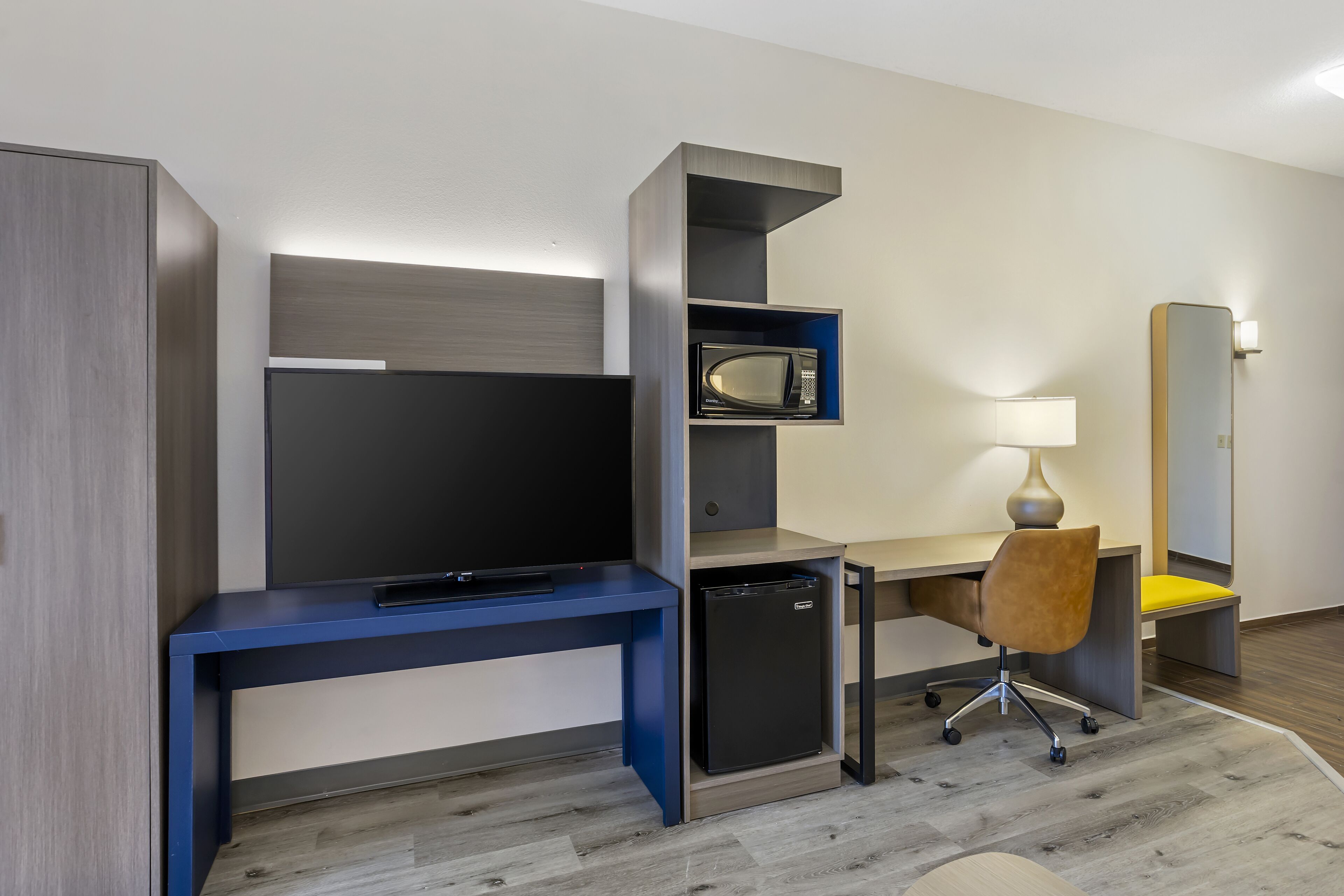 suite, 1 king bed with sofa bed, non smoking, hot tub | down duvets, desk, laptop workspace, blackout curtains