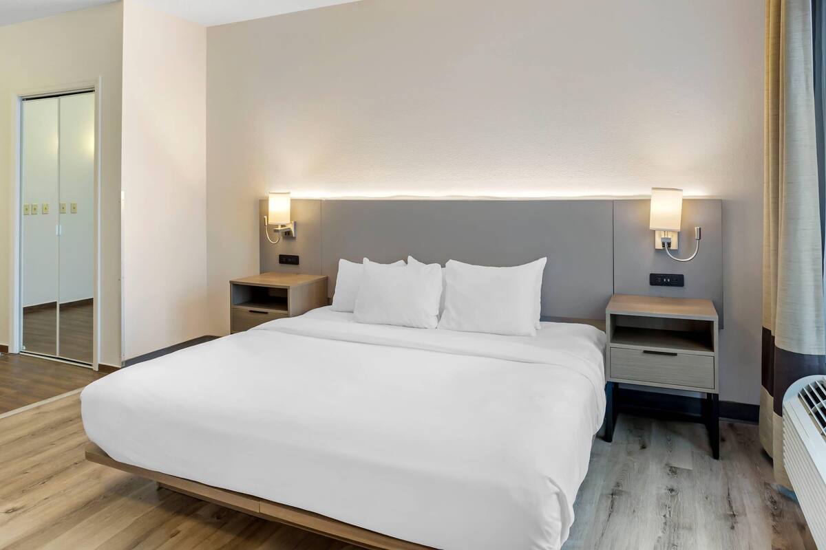 Suite, 1 King Bed with Sofa bed, Accessible, Non Smoking | Down comforters, in-room safe, desk, laptop workspace