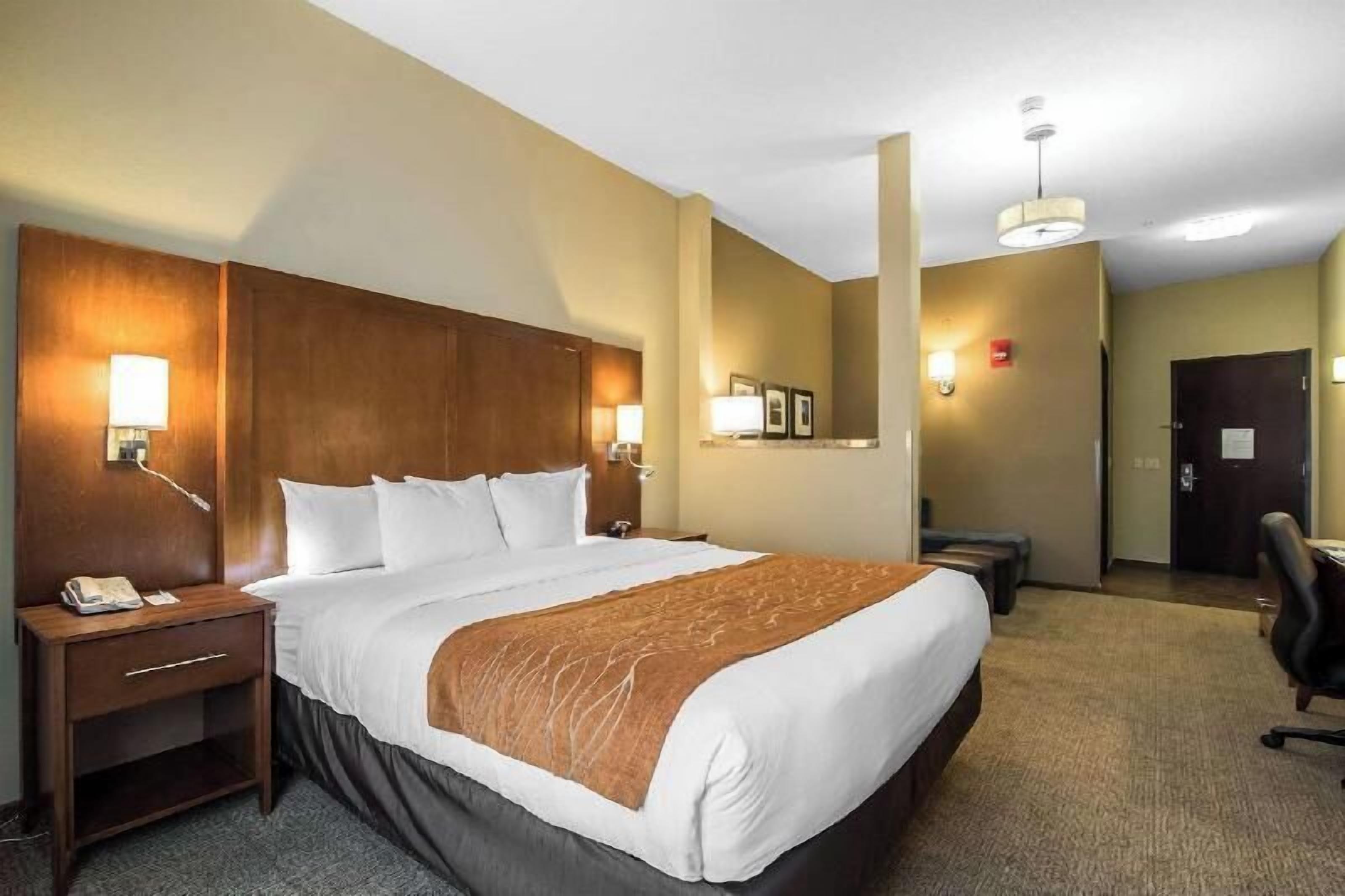 Down comforters, in-room safe, desk, laptop workspace