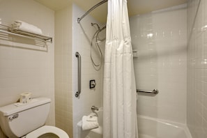 Combined shower/bathtub, rainfall showerhead, designer toiletries