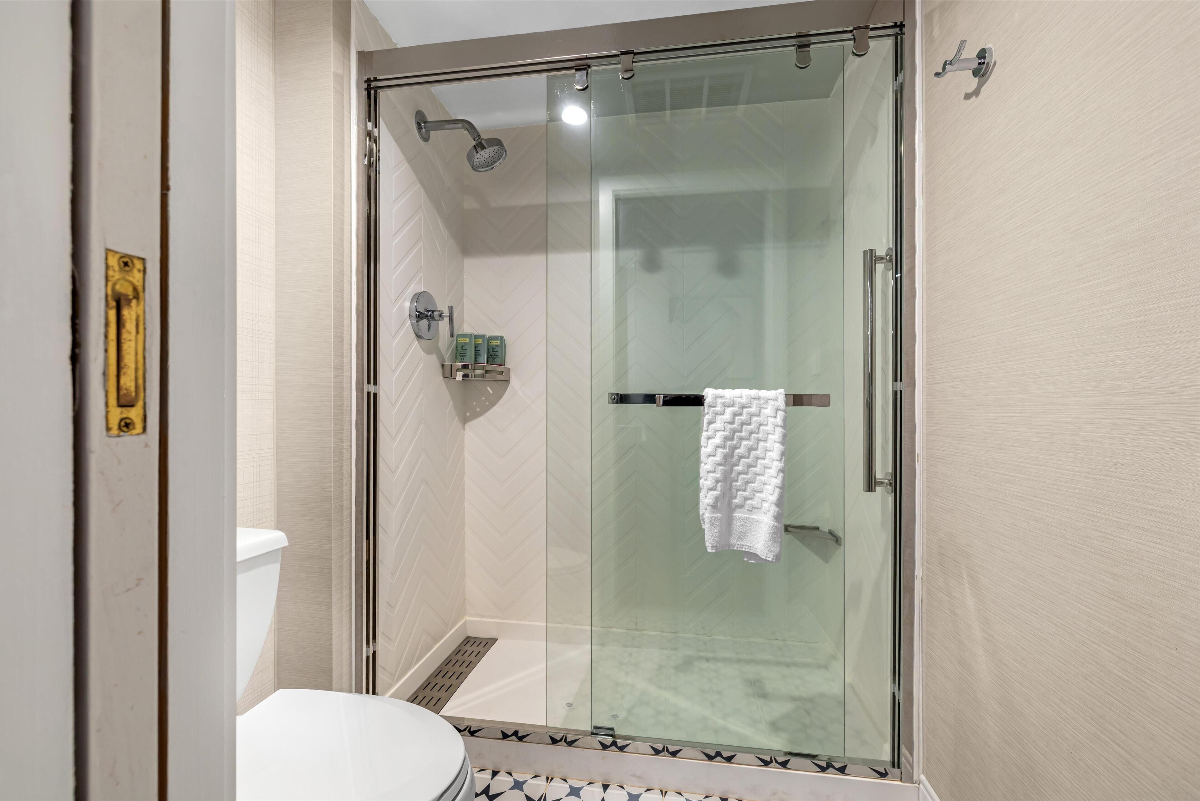 standard room, 1 king bed, non smoking, river view (shower only;with sofabed) | bathroom | combined shower/bathtub, rainfall showerhead, designer toiletries