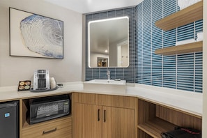 Habitació estàndard, 1 llit de matrimoni gran, no fumadors, vistes al riu (Shower Only;with Sofabed) | Bany | Combinació de dutxa i banyera i capçal de dutxa tipus cascada