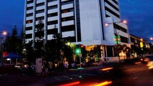 Front of property - evening/night - Harbour View Hotel (Kuching)