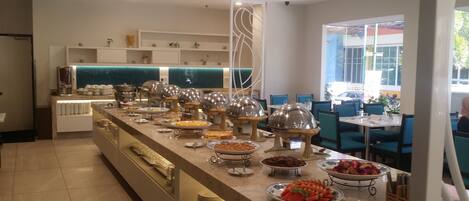Desayuno buffet (MYR 40 por persona)