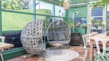 Serveert ontbijt, lunch, diner, lokale gerechten, tuinzicht