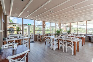 Petit déjeuner, déjeuner et dîner servis sur place