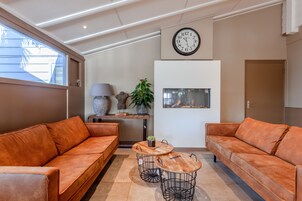 Se sirven desayunos y almuerzos; cocina local; con vista al jardín