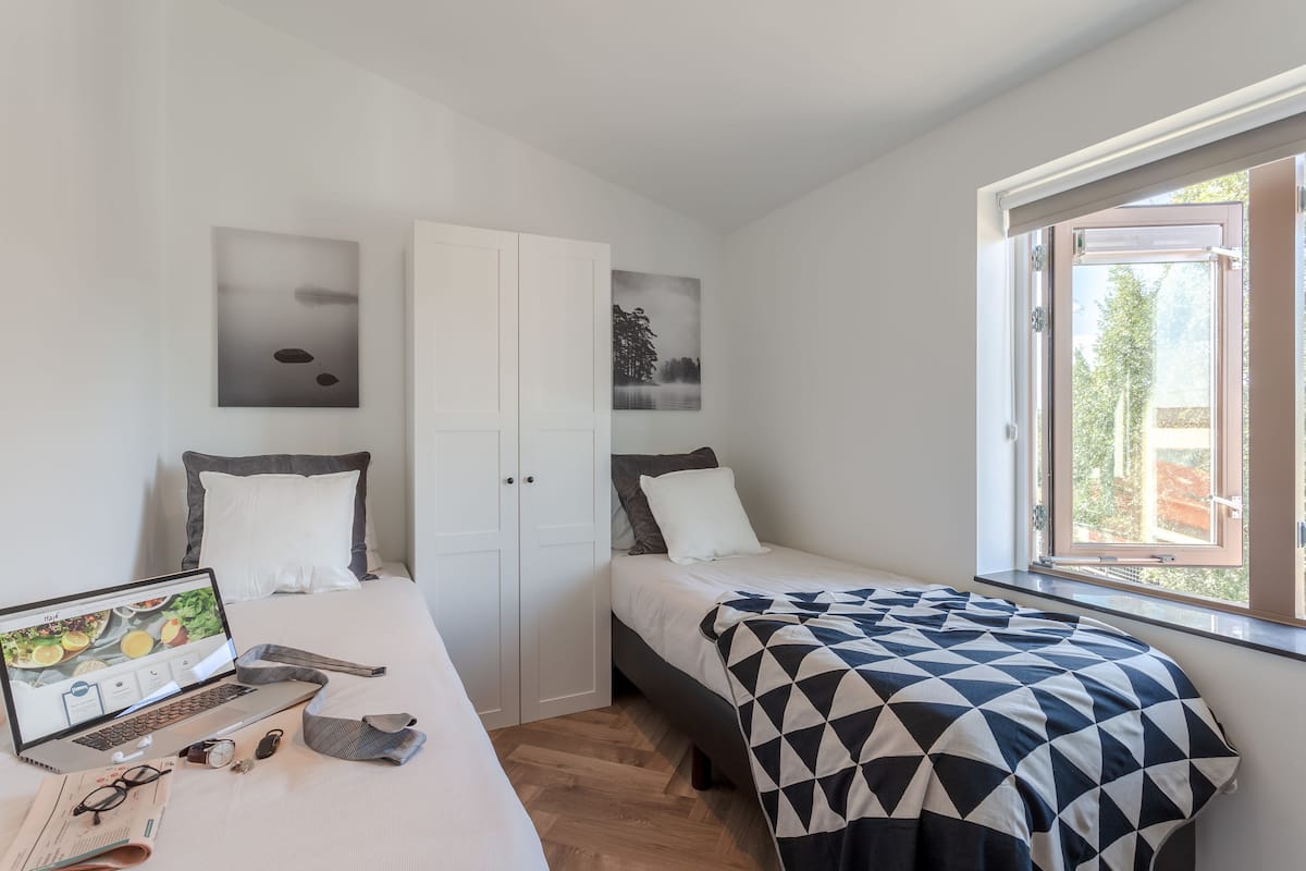 Habitación básica con 1 cama doble o 2 individuales, 2 camas individuales | Wifi gratis, decoración individual, ropa de cama