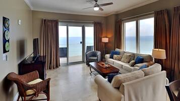 Condo, nhiều giường, ban công (#1305 - No Pets) | Khu phòng khách | TV màn hình phẳng