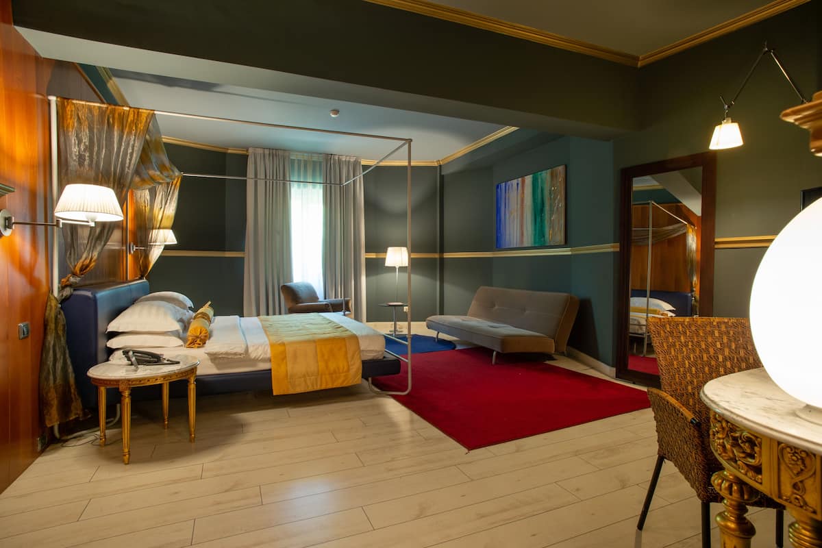 Minibar, coffres-forts dans les chambres, bureau, chambres insonorisées