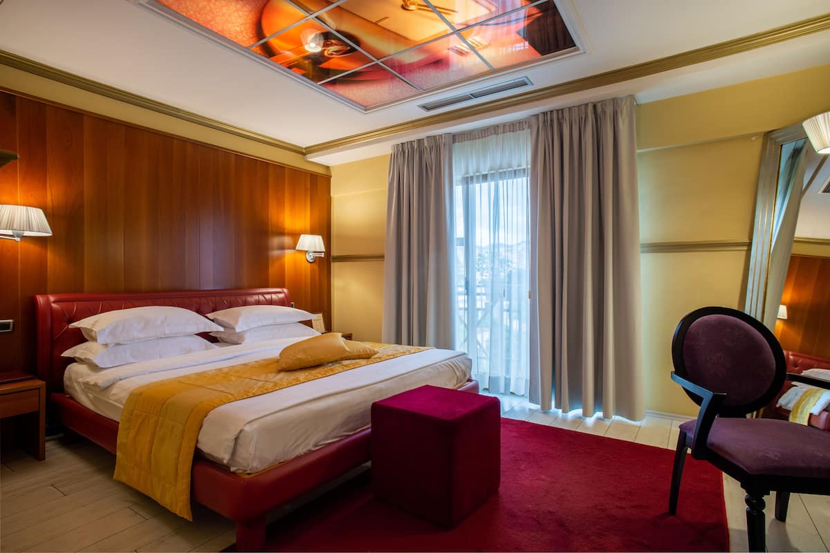Minibar, coffres-forts dans les chambres, bureau, chambres insonorisées