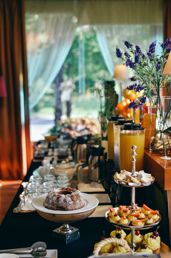 Daily buffet breakfast for a fee