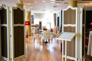 Breakfast, lunch, dinner served; international cuisine 