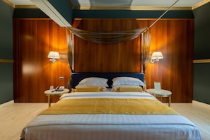 Deluxe Triple Room | Minibar, in-room safe, desk, soundproofing