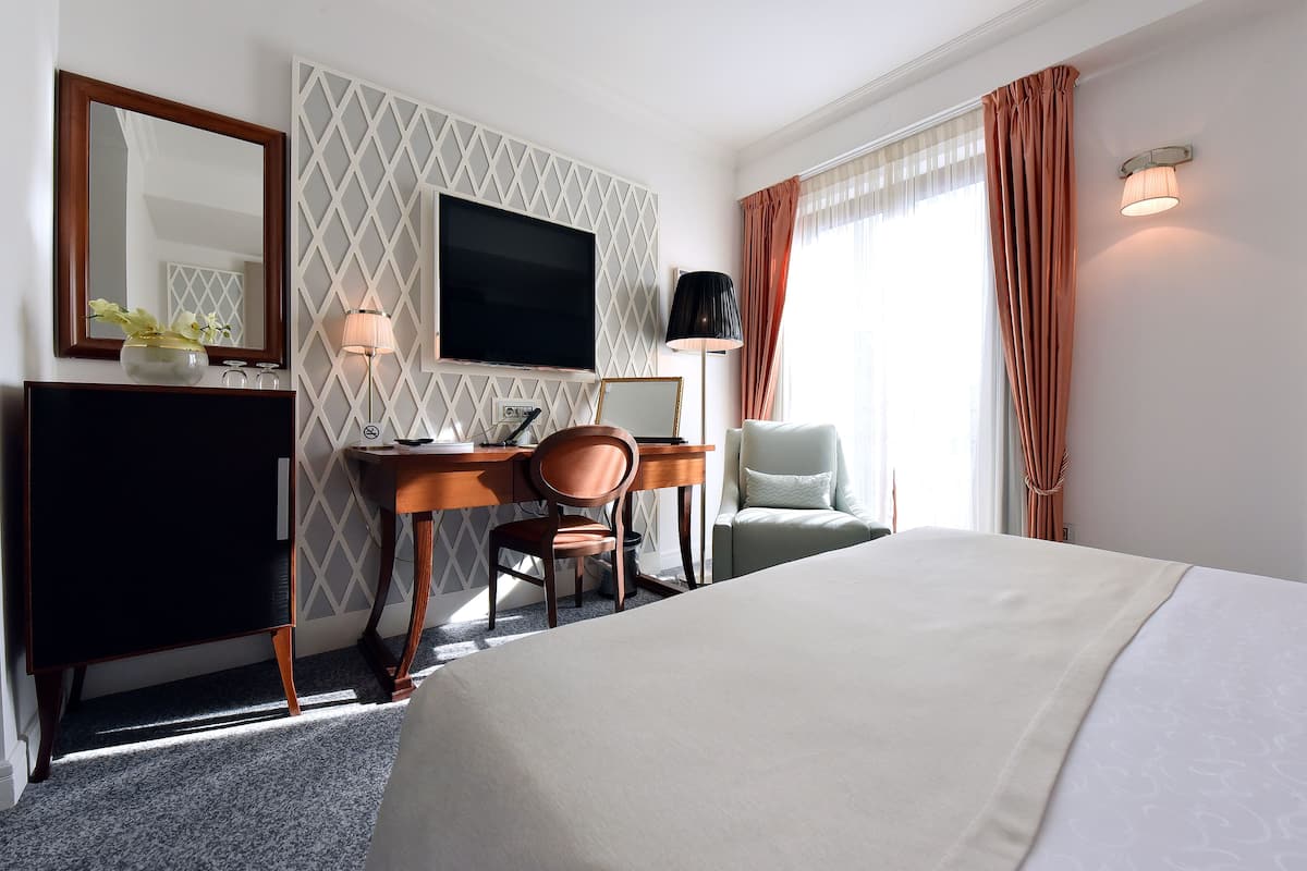 Phòng đôi Tiêu chuẩn | Nệm Select Comfort, minibar, két bảo mật tại phòng, bàn
