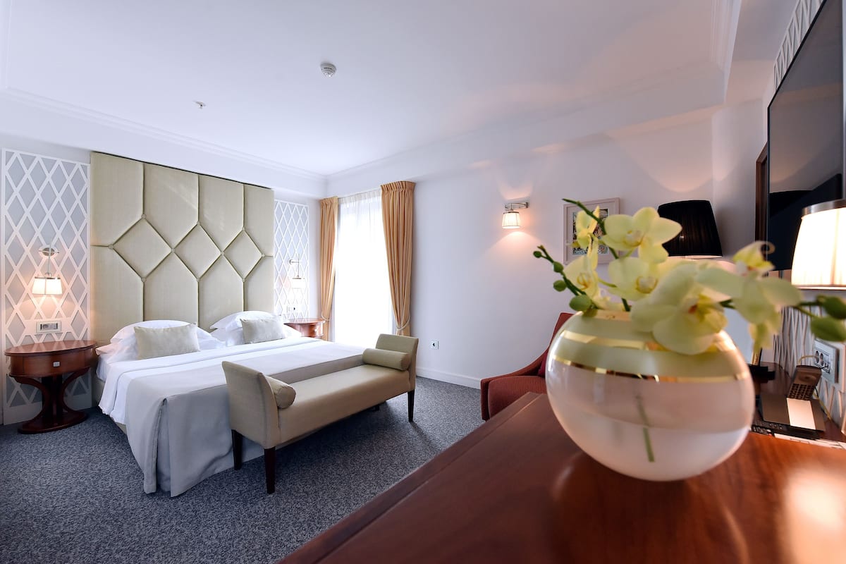 Select Comfort-bedden, een minibar, een kluis op de kamer, een bureau