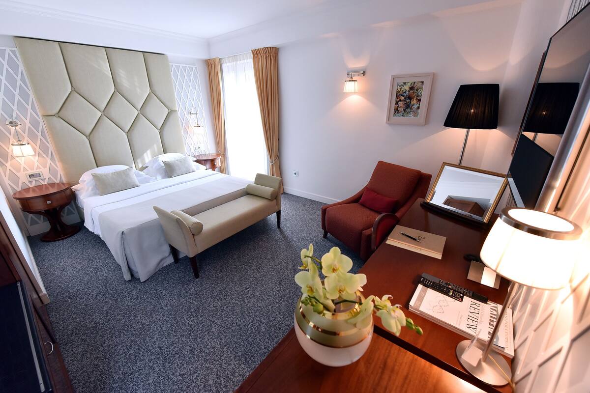 superior double room, garden view | select comfort beds, minibar, in-room safe, desk