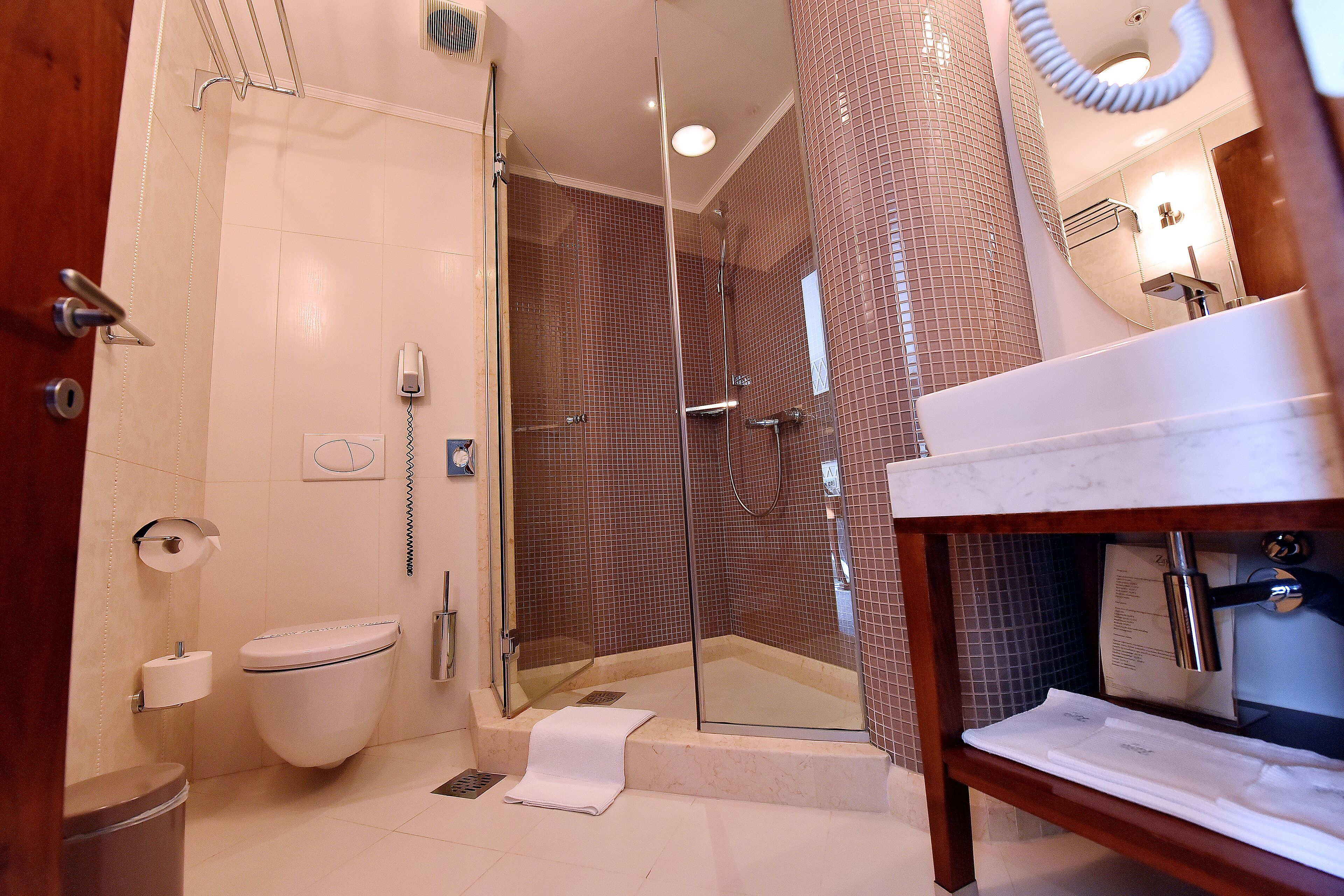 standard double room | bathroom | shower, free toiletries, hair dryer, bathrobes