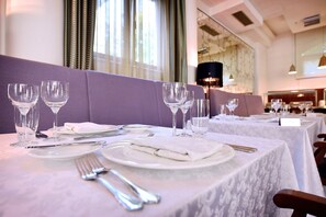 Bar (on property) - Hotel Ziya (Podgorica)